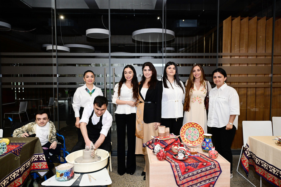 Leyla Əliyeva və Arzu Əliyeva həssas qruplara aid şəxslərin yaradıcılıq prosesi ilə tanış olublar