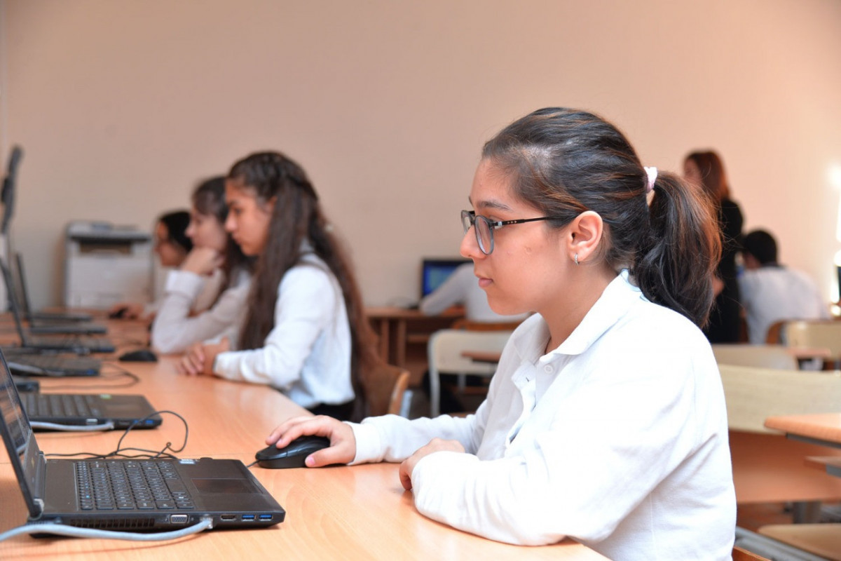 “Rəqəmsal bacarıqlar” təmayül siniflərə qeydiyyat davam edir