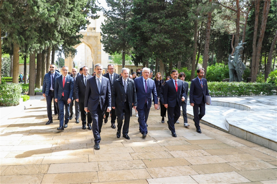 Beynəlxalq konfransın iştirakçıları Ulu Öndər Heydər Əliyevin məzarını ziyarət ediblər