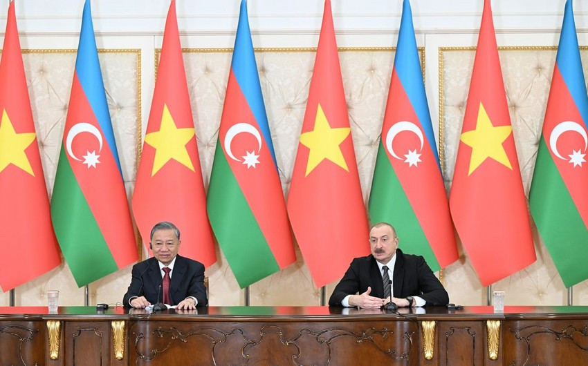 İlham Əliyev və To Lam mətbuata birgə bəyanatla çıxış edirlər