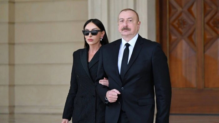 İlham Əliyev və Mehriban Əliyeva faşizm üzərində Qələbə uğrunda mübarizədə həlak olan azərbaycanlıların xatirəsini ehtiramla anıblar