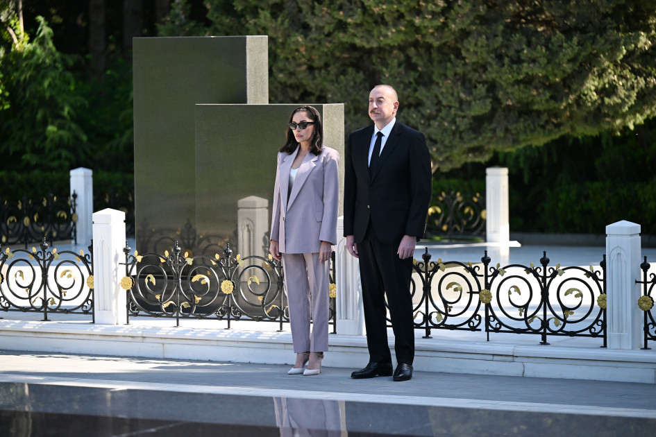 Dövlət başçısı və xanımı Ulu Öndər Heydər Əliyevin məzarını ziyarət ediblər