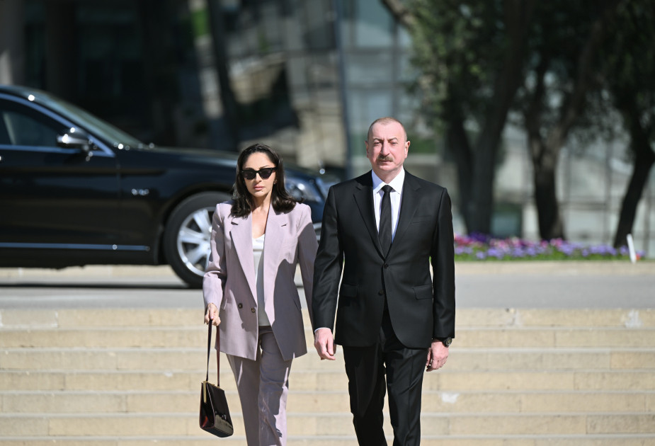 İlham Əliyev və Mehriban Əliyeva faşizm üzərində Qələbə uğrunda mübarizədə həlak olan azərbaycanlıların xatirəsini ehtiramla anıblar