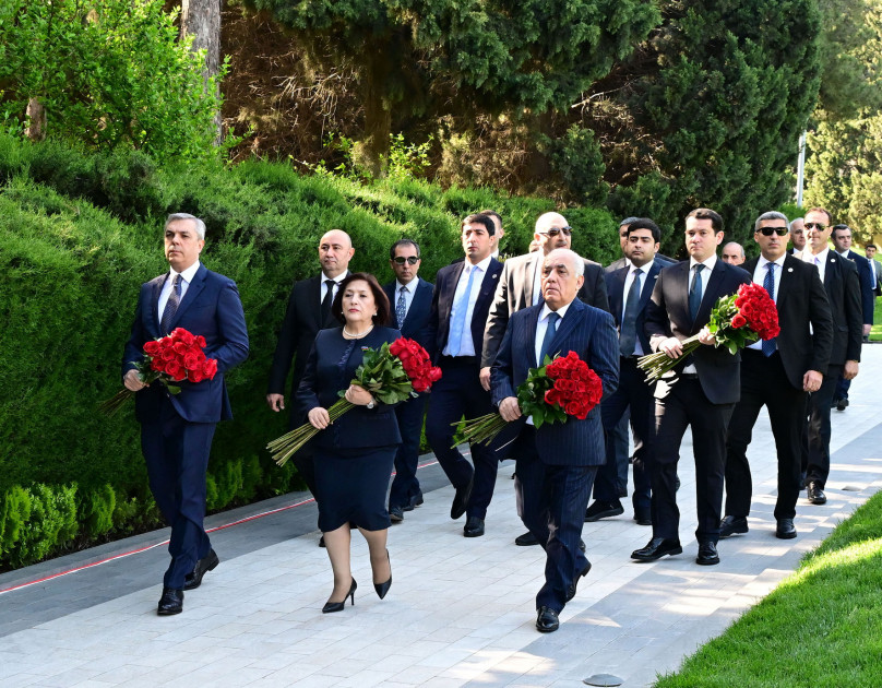 Dövlət və hökümət rəsmiləri Fəxri xiyabanı ziyarət ediblər