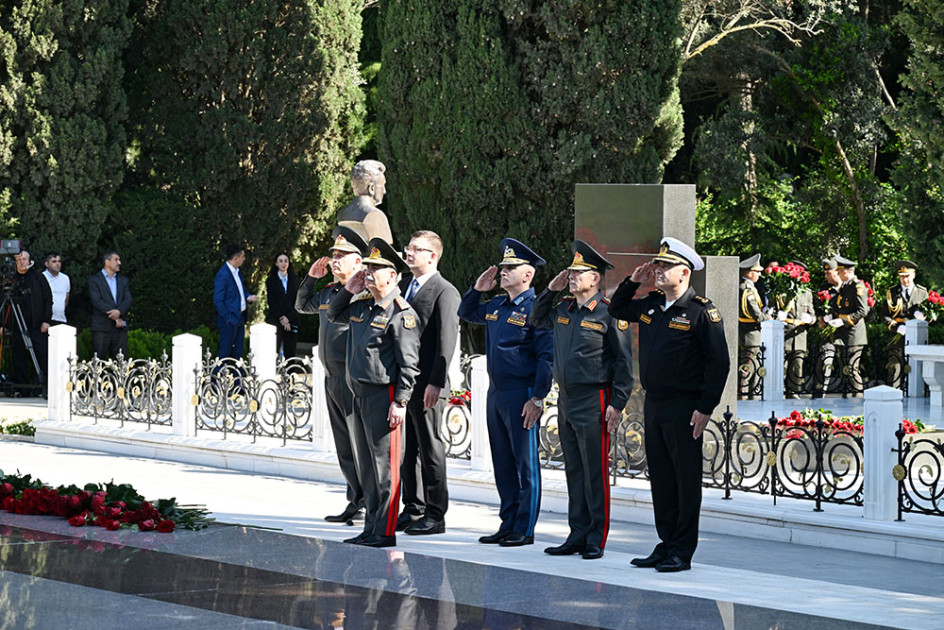 Müdafiə Nazirliyinin rəhbər heyəti Fəxri xiyabanı ziyarət edib