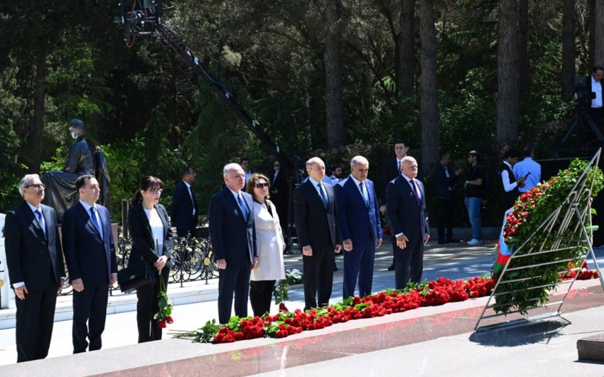 Konstitusiya Məhkəməsinin kollektivi Ulu Öndərin xatirəsini  ehtiramla yad ediblər