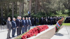 Azərbaycan Həmkarlar İttifaqları Konfederasiyasının kollektivi Ulu Öndər Heydər Əliyevin məzarını ziyarət edib
