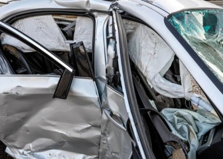 “Lexus” ağaca çırpıldı – Avtomobildə sıxılan şəxs xilas edildi