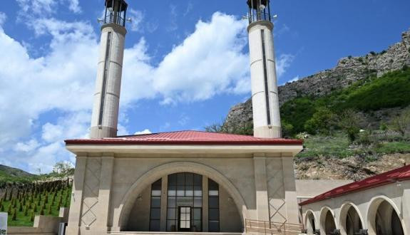 Daşaltı məscidi Qarabağ memarlıq məktəbinin ənənələrinə uyğun inşa olunub