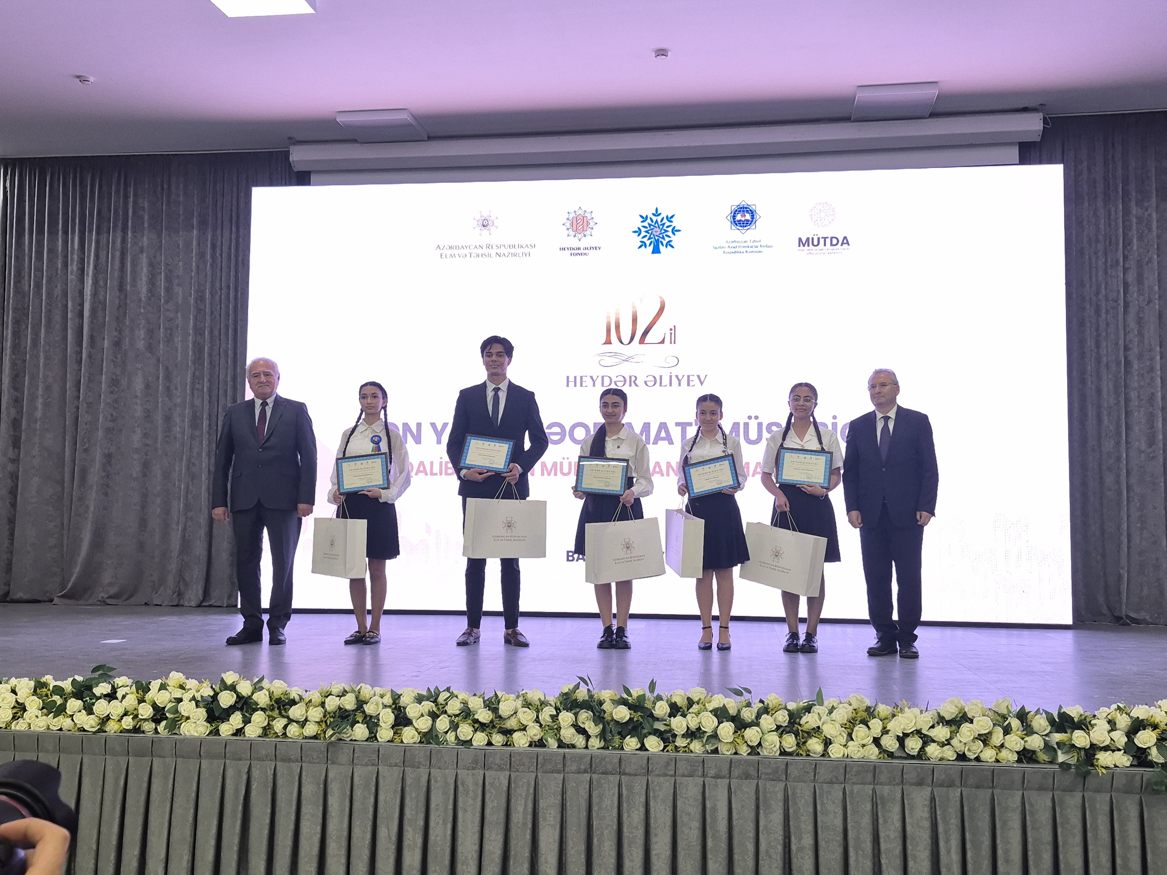 "Ən yaxşı təqdimat" müsabiqəsinin qaliblərinə sertifikatı  Milli Məclisin deputatları təqdim ediblər