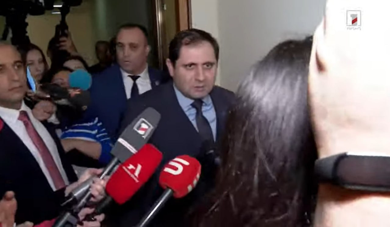 Ermənistanın müdafiə naziri jurnalistlərin suallarına cavab verməkdən yayınıb