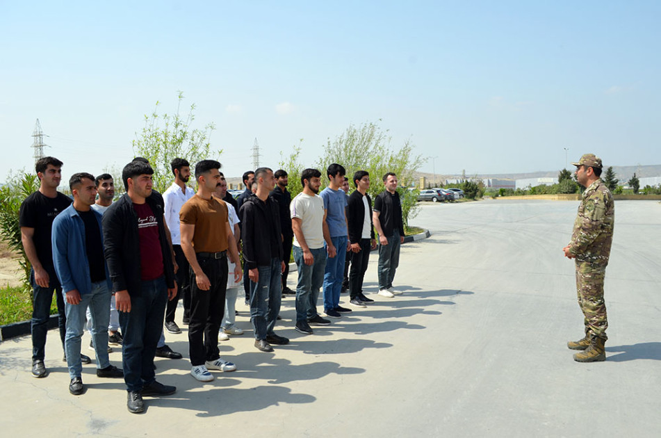 Hərbi vəzifəlilərlə praktiki məşğələlər keçirilir