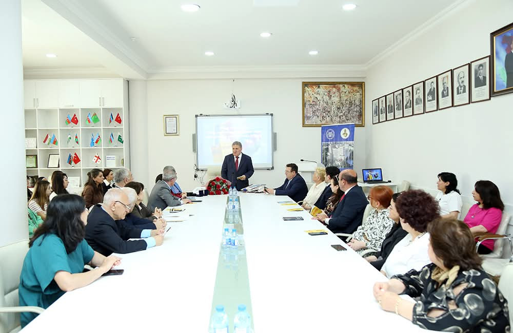 AMEA və Mihay Eminesku Akademiyası arasında əməkdaşlıq müqaviləsi imzalanıb