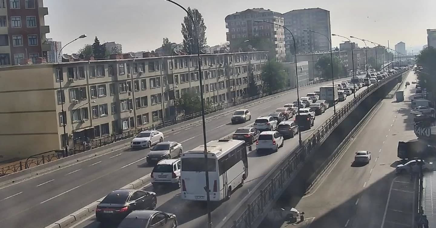 Bakının bir sıra yollarında nəqliyyatın sıxlığı yaranıb