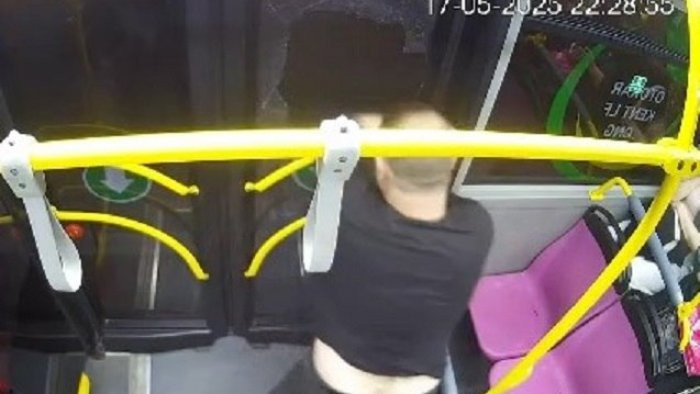 Bakıda avtobusun şüşəsini sındırmaqla əmlaka zərər vuran şəxs saxlanılıb