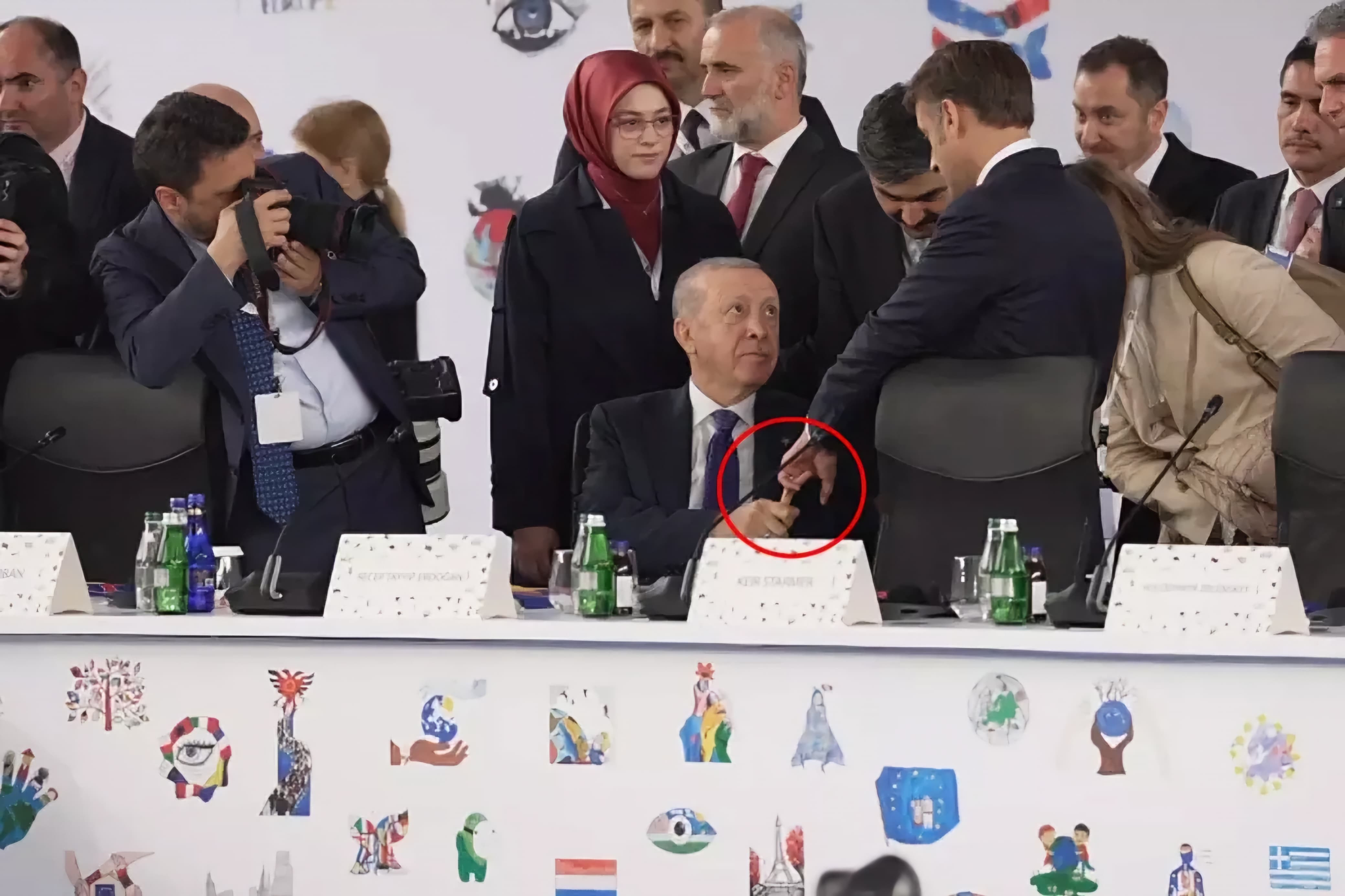 Psixoloq liderlərin davranışını təhlil etdi: Ərdoğan Makrona nəzarət etdiyini göstərdi