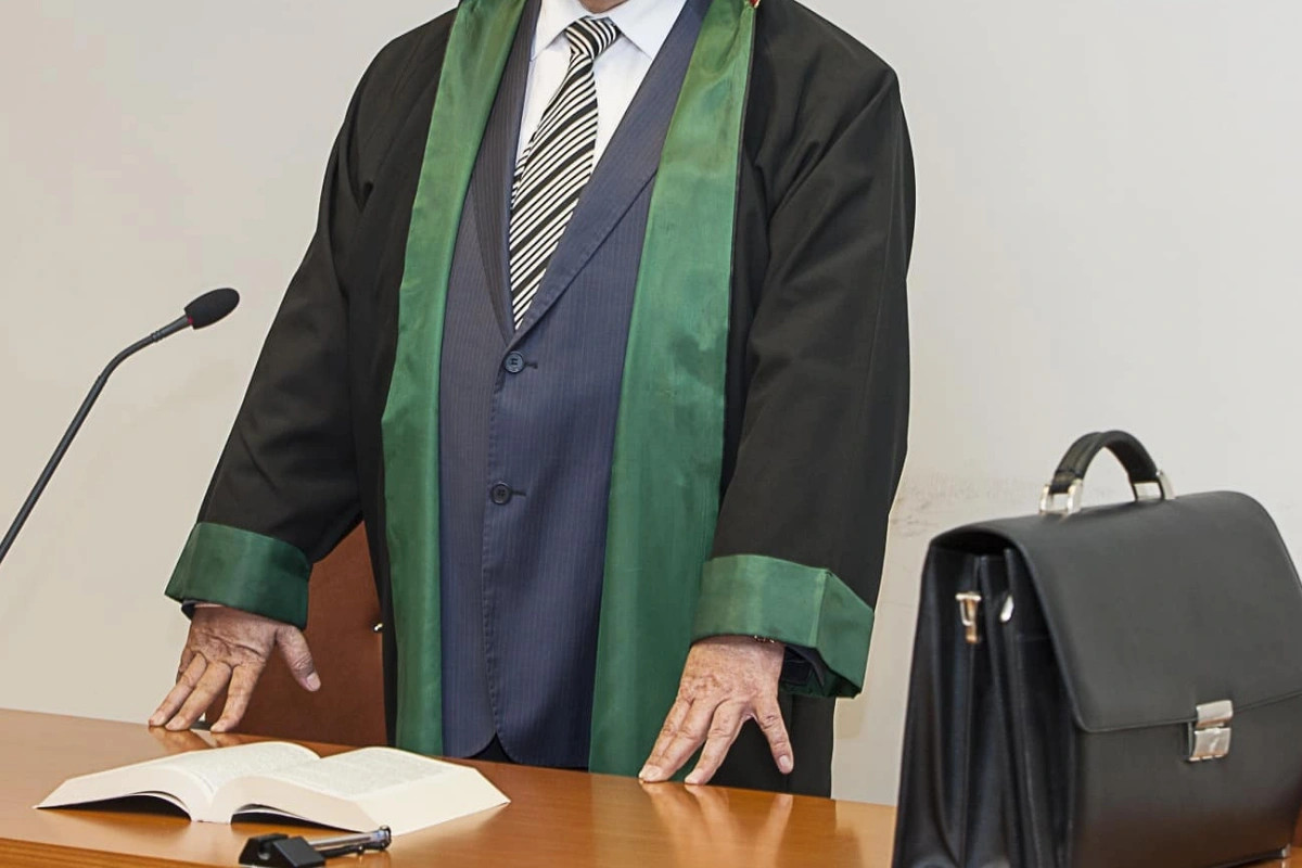 Bir vəkilin fəaliyyəti dayandırılıb, beşinə töhmət verilib