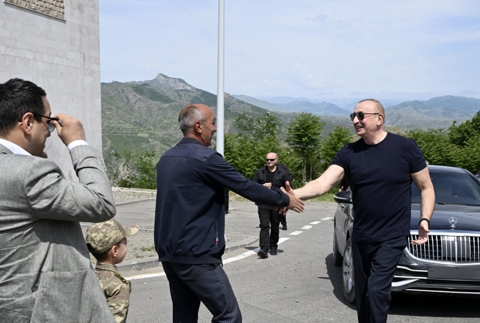 Prezident İlham Əliyev Laçın şəhərində sakinlərlə görüşüb -