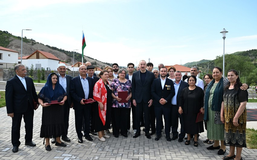Prezident İlham Əliyev Laçının Bəylik kəndinə köçən sakinlərlə görüşüb, onlara evlərin açarlarını təqdim edib -