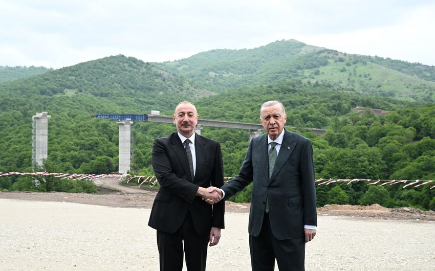 Azərbaycan və Türkiyə liderləri Kəlbəcər-Laçın avtomobil yolunda görülən işlərlə tanış olublar