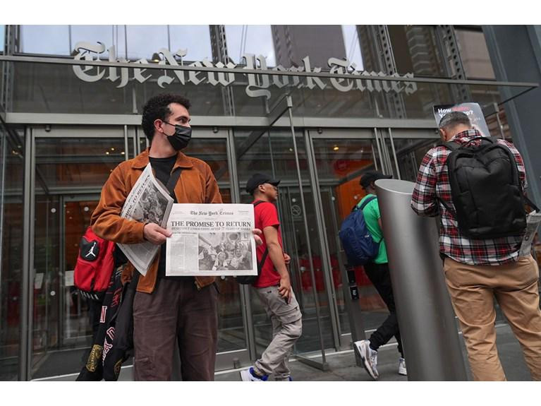 New York Times binası önündə İsrail əleyhinə etiraz: “Xəbərləriniz qərəzlidir”