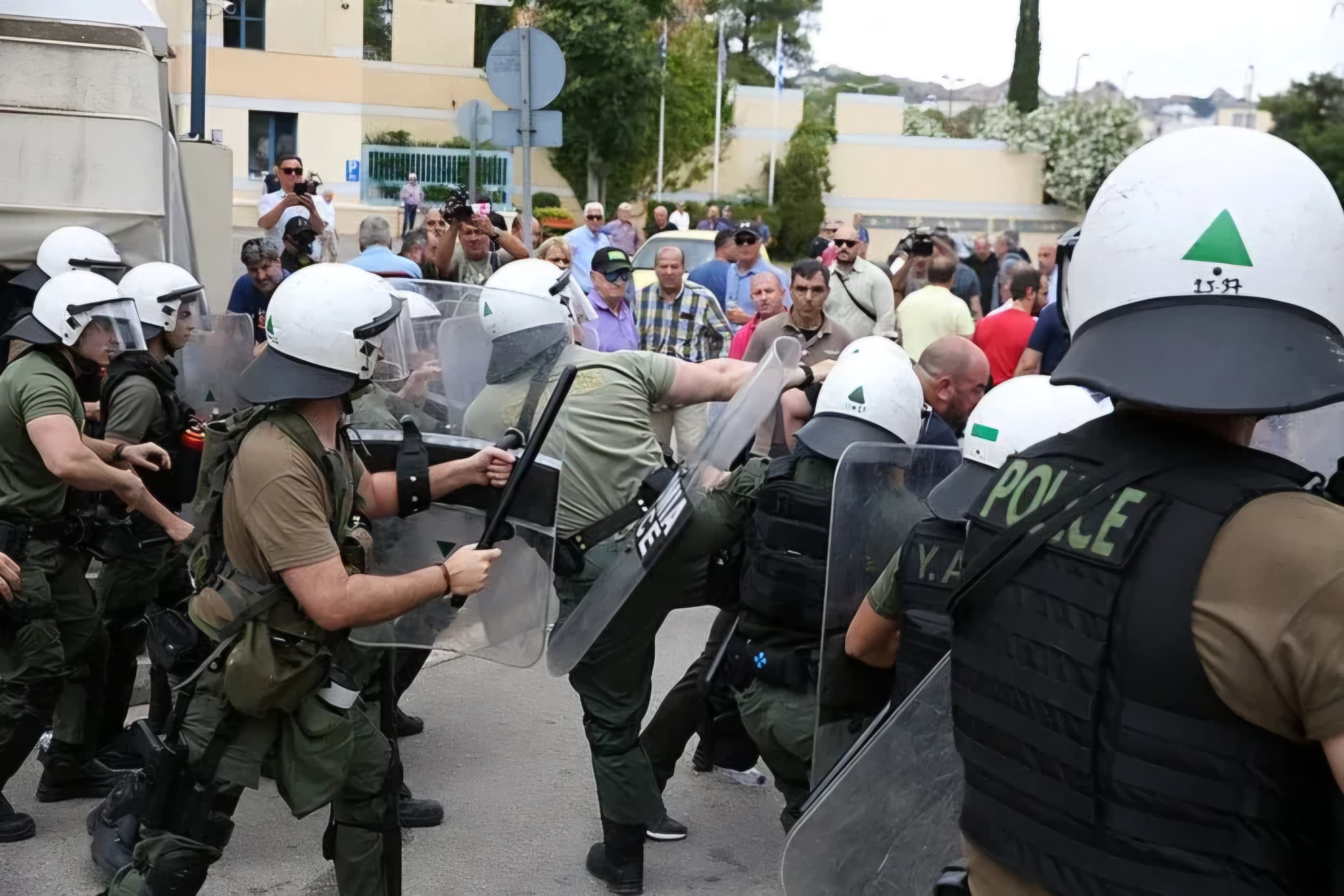 Yunanıstanda taksi sürücüləri ilə polis arasında insident yaşanıb