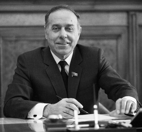Xalq şairindən Heydər Əliyevə müraciət: "Siz Çin boyda ölkəyə rəhbərlik edə bilərsiniz"