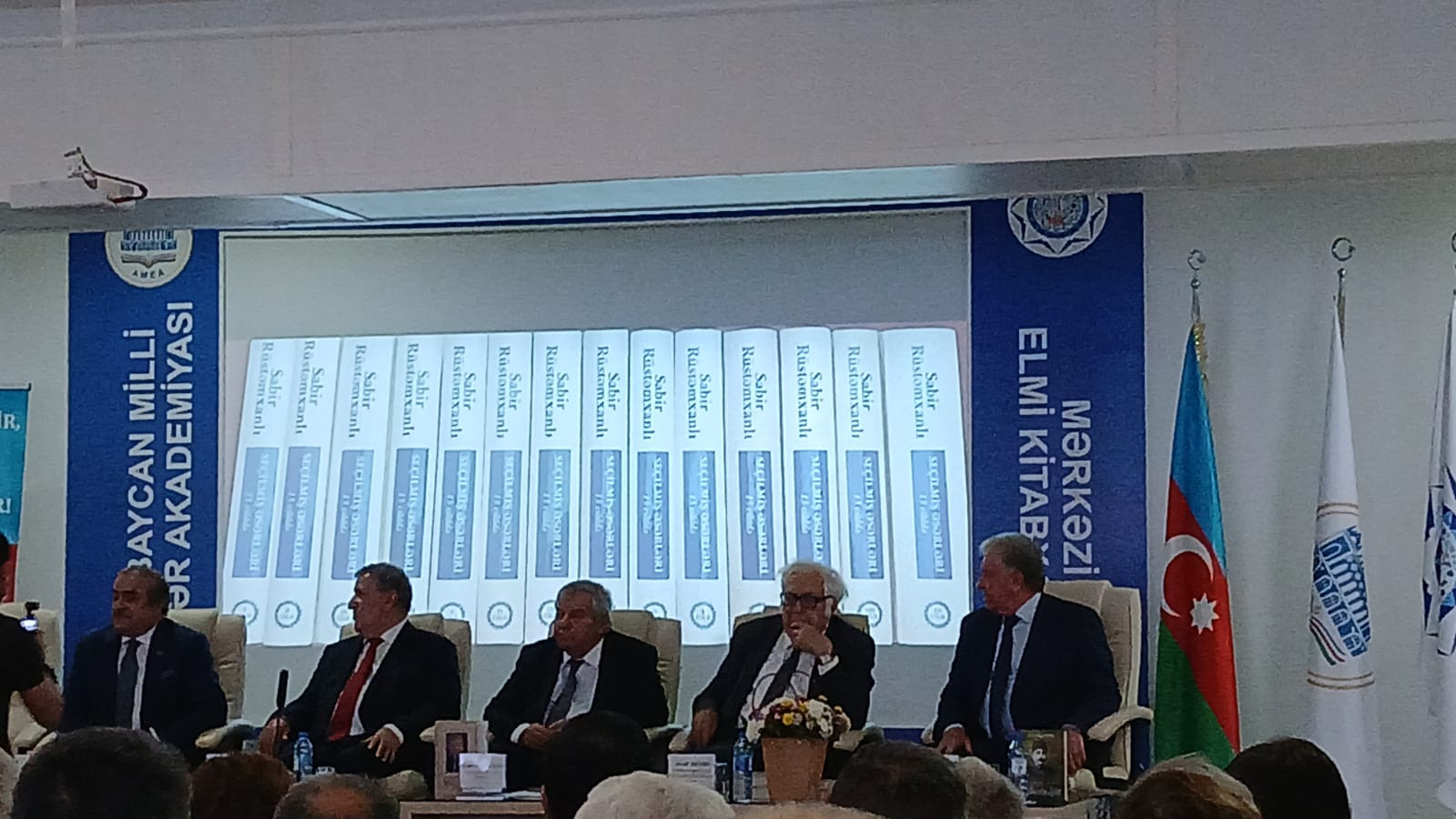 AYB sədri Sabir Rüstəmxanlının bu əsərini məktəb dərsliklərinə salınmasını təklif edib
