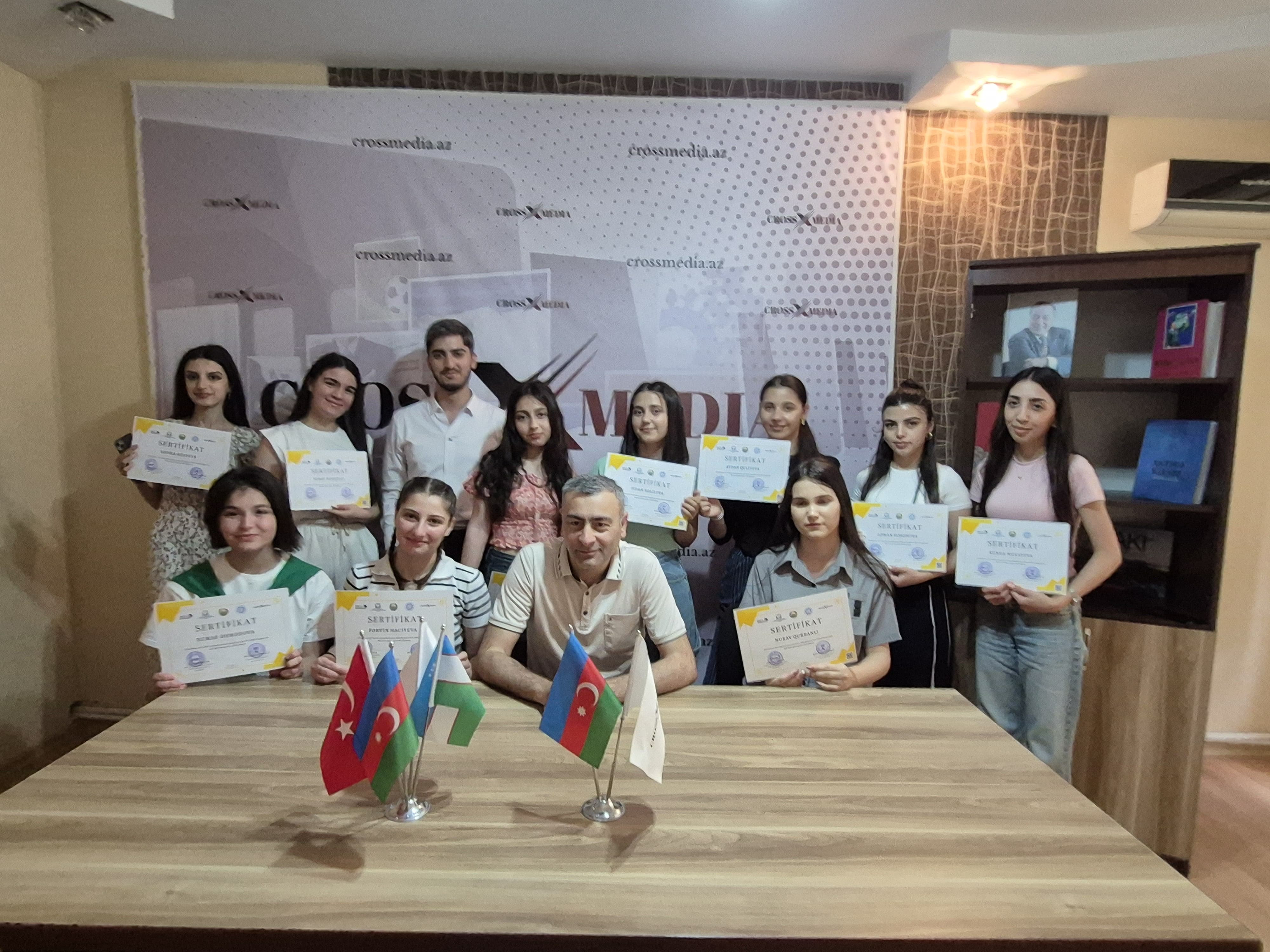 Özbəkistan universitetlərinin Bakı sərgisindəki fəal iştirakına görə könüllülərə sertifikat verilib