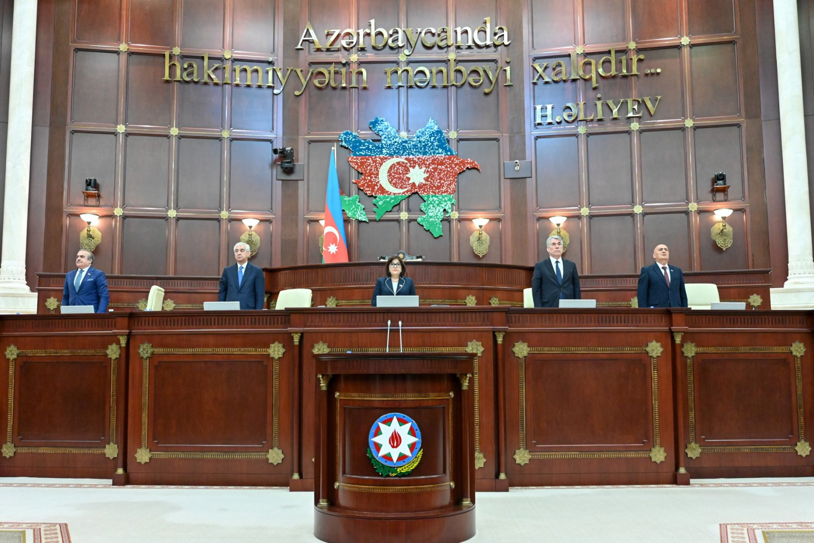 Milli Məclisin növbədənkənar sessiyasının ilk plenar iclası başladı