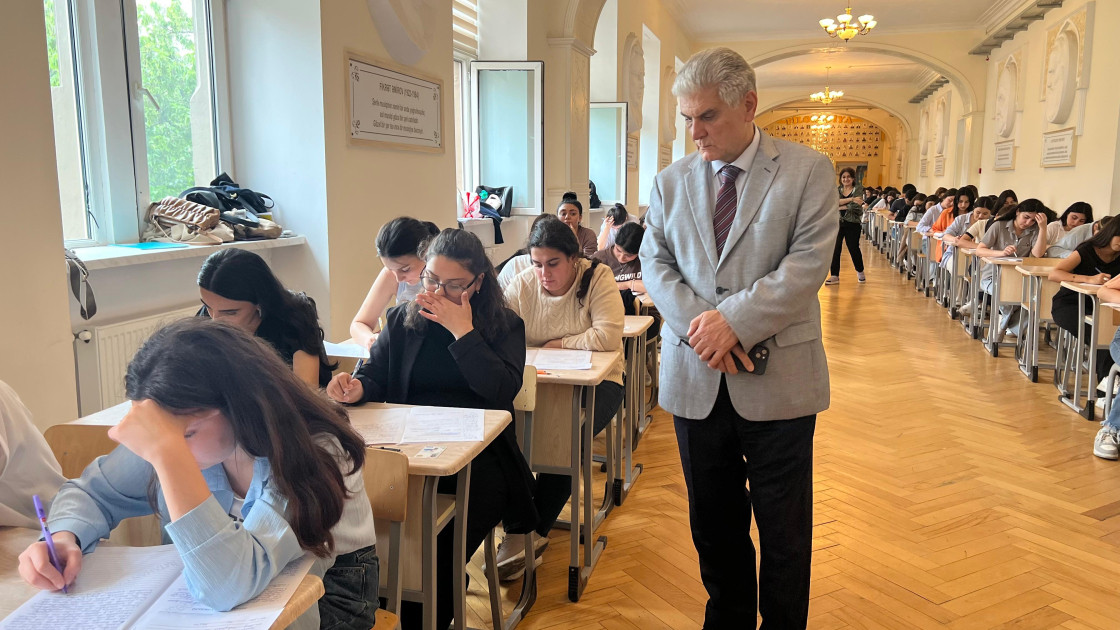 Pedaqoji Universitetin rektoru imtahanların gedişi ilə tanış olub