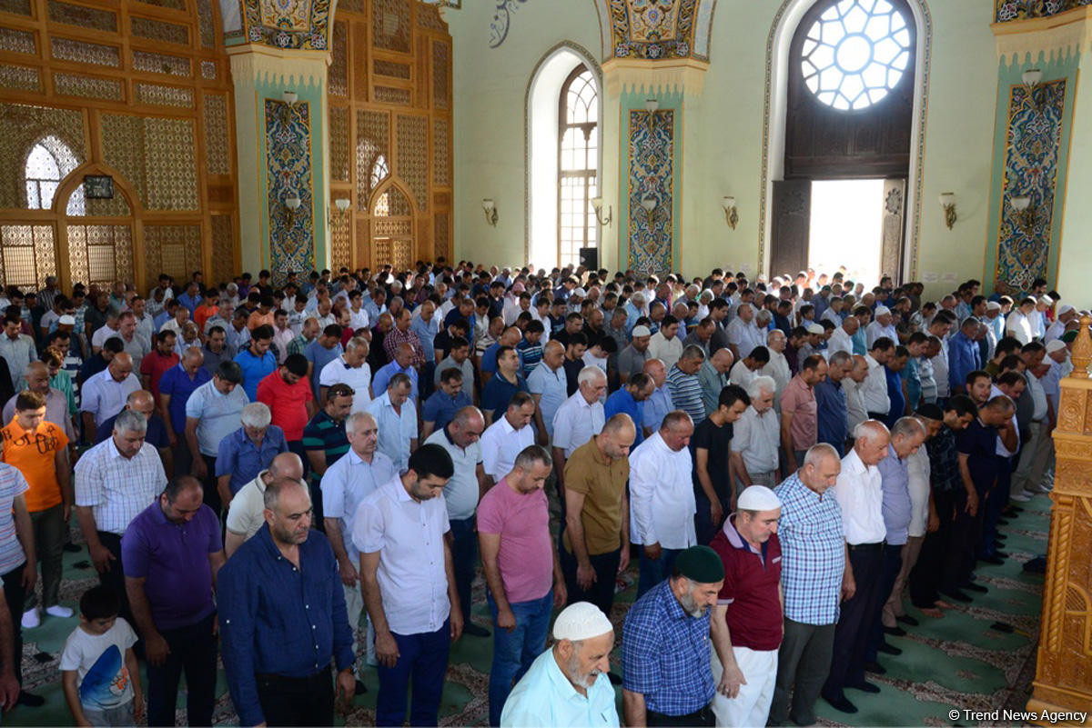 Qurban bayramı münasibətilə Təzəpir məscidində bayram namazı qılınıb