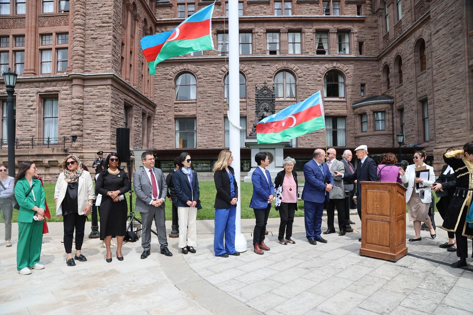 Bayrağımız Kanadanın Ontario Qanunvericilik Assambleyasının önündə ucaldılıb