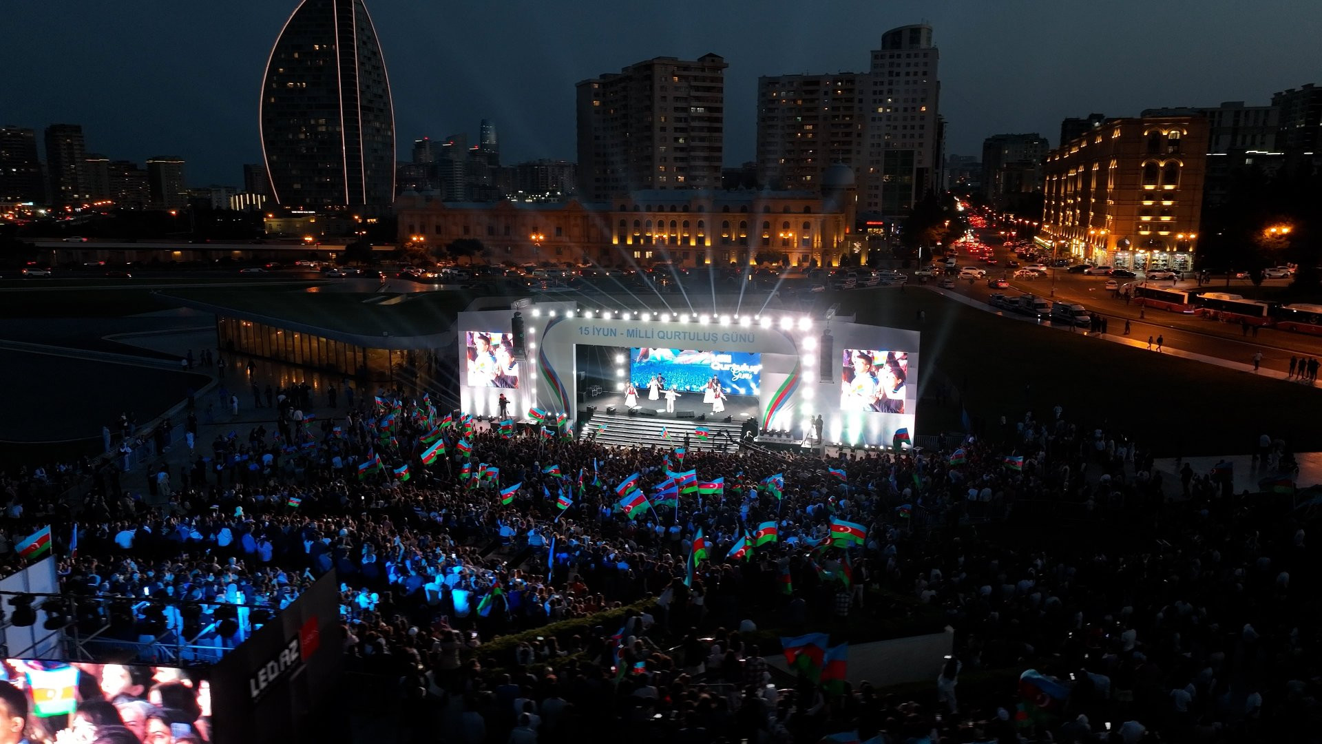 Heydər Əliyev Mərkəzinin parkında Milli Qurtuluş Günü münasibəti ilə konsert olub