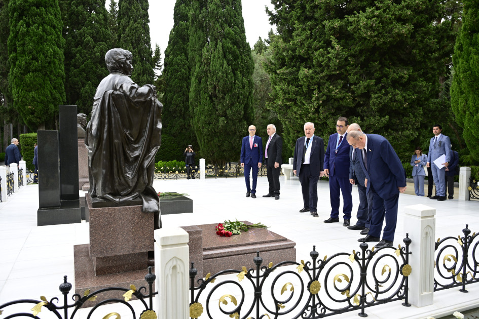 QDİƏT PA-nın 65-ci plenar sessiyasının iştirakçıları Fəxri xiyabanı ziyarət edib