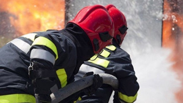 Çoxmərtəbəli yaşayış binasında yanğın baş verib