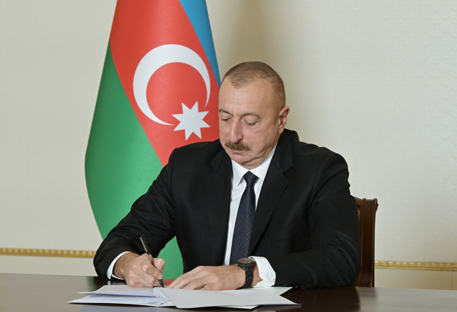 Prezident İlham Əliyev bir qrup dövlət qulluqçusunu mükafatlandırıb -