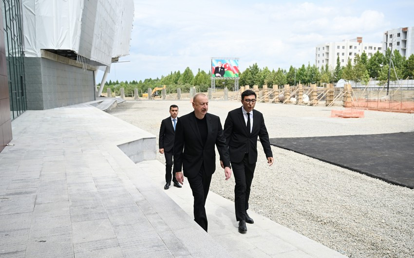 İlham Əliyev Yevlax Olimpiya İdman Kompleksində görülmüş işlərlə tanış olub
