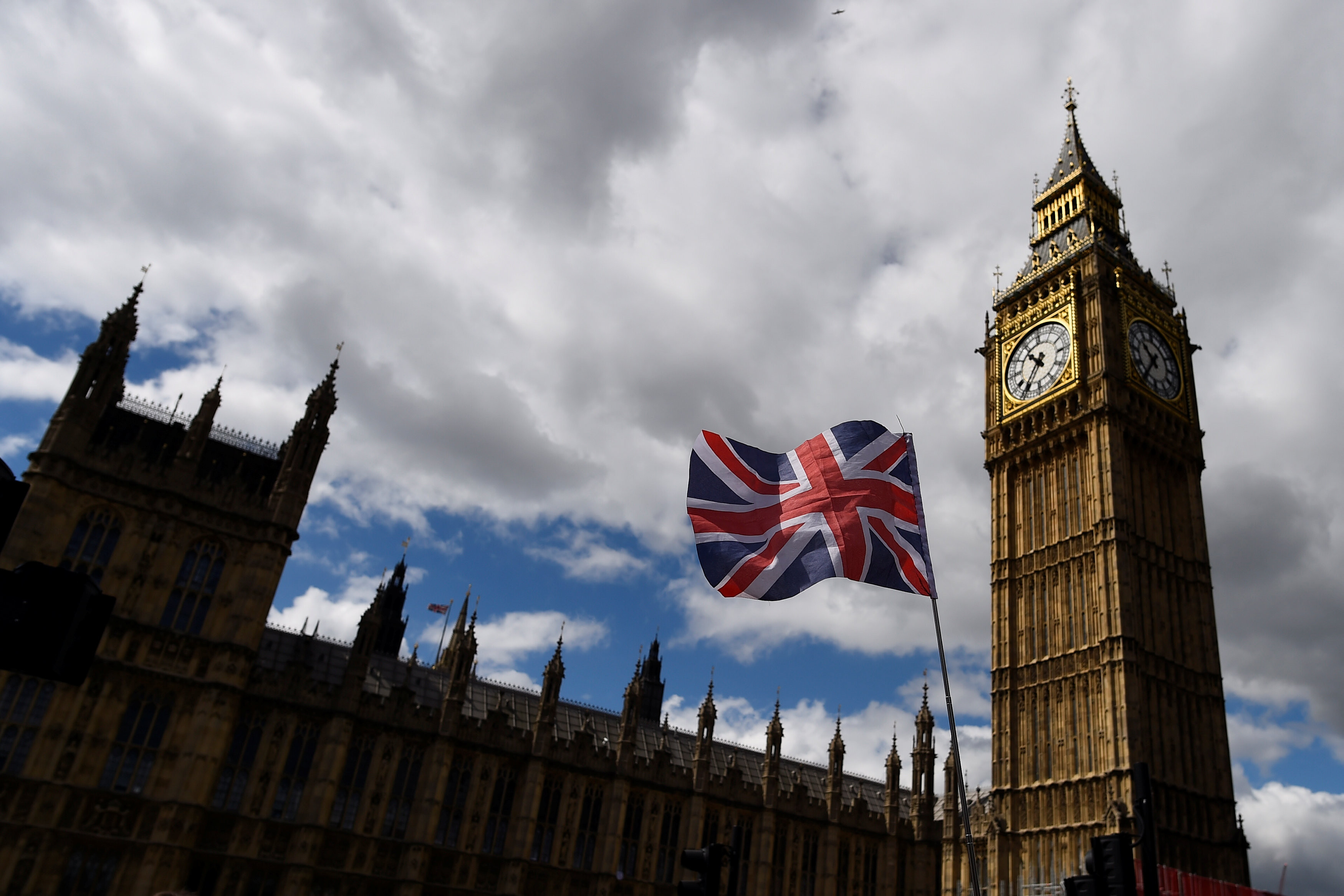 Böyük Britaniya vətəndaşlarını BƏƏ və Qətərə səyahətdən çəkinməyə çağırdı