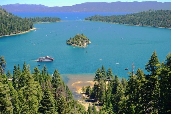 Tahoe gölündə qayıq aşması: 6 ölü, 2 itkin