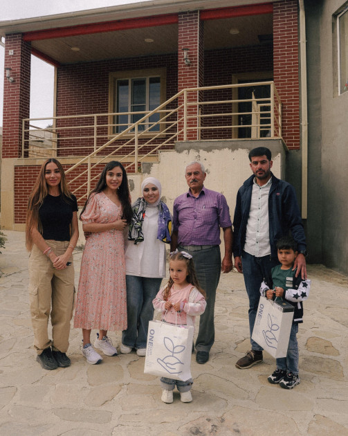 Leyla Əliyeva və Arzu Əliyeva Xızıda “Gənc arıçı” layihəsinin iştirakçısı ilə görüşüb