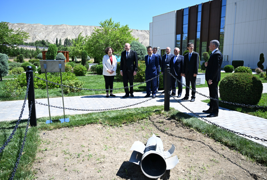Prezident İlham Əliyev Vətən müharibəsi zamanı Ermənistan tərəfindən “Azərbaycan” İES-ə atılan raketin düşdüyü əraziyə baxıb