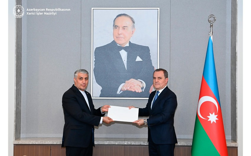 Ceyhun Bayramov yeni İran səfirini qəbul etdi