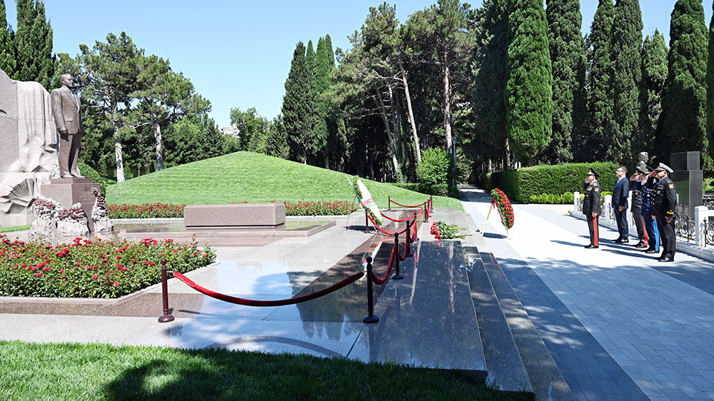 Müdafiə naziri Fəxri Xiyabanda və Zəfər parkında olub