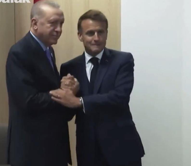 Liderlərin dueli: Ərdoğan bu hərəkəti ilə Makrona yerini göstərdi -