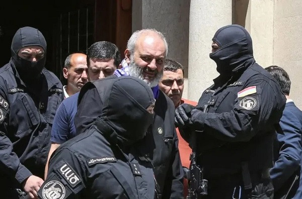 Ermənistanda arxiyepiskop hökuməti devirməkdə ittiham olunur