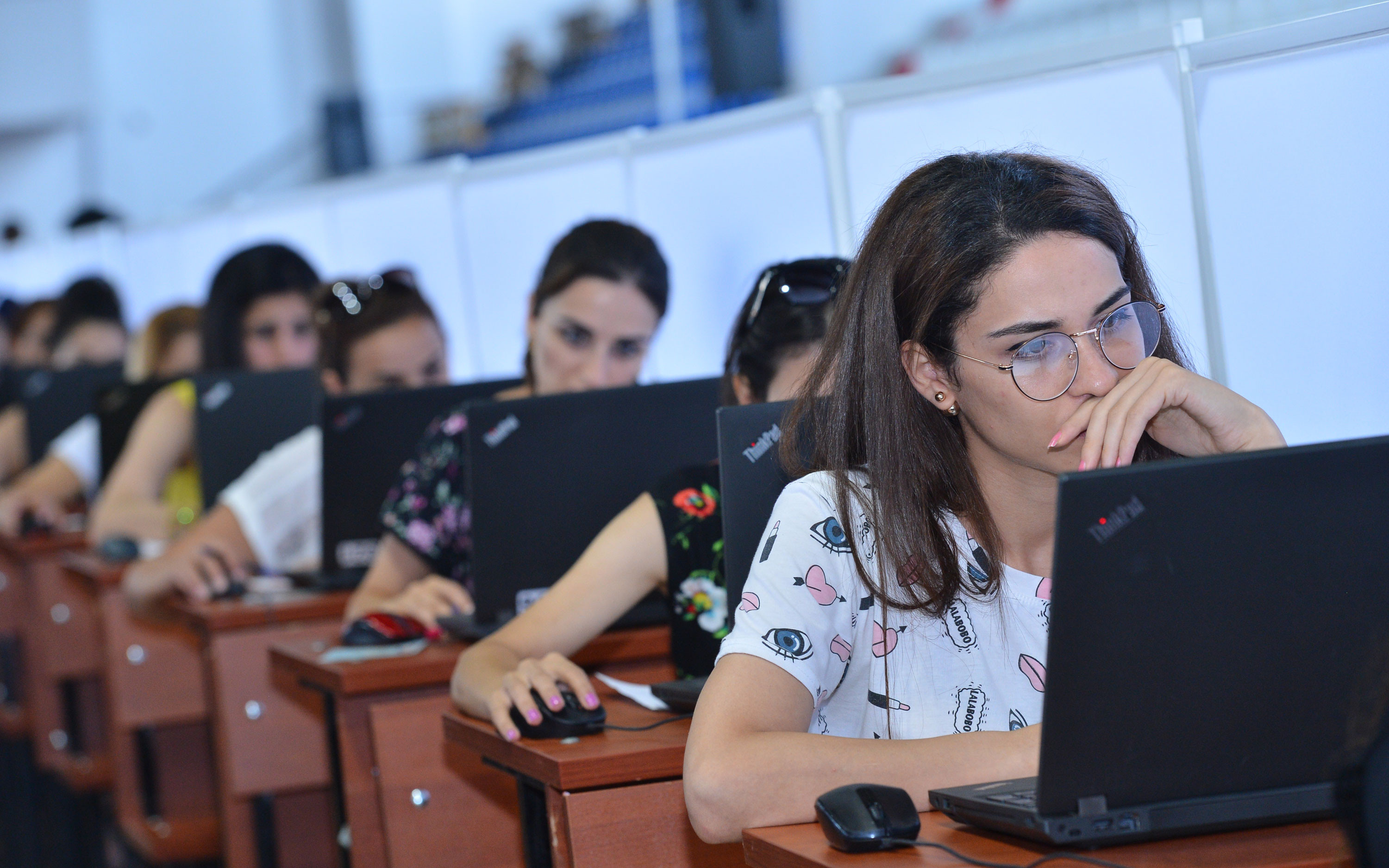Təkrar sertifikatlaşdırmadan keçməyən 2300-dən çox müəllim işdən çıxarılıb -