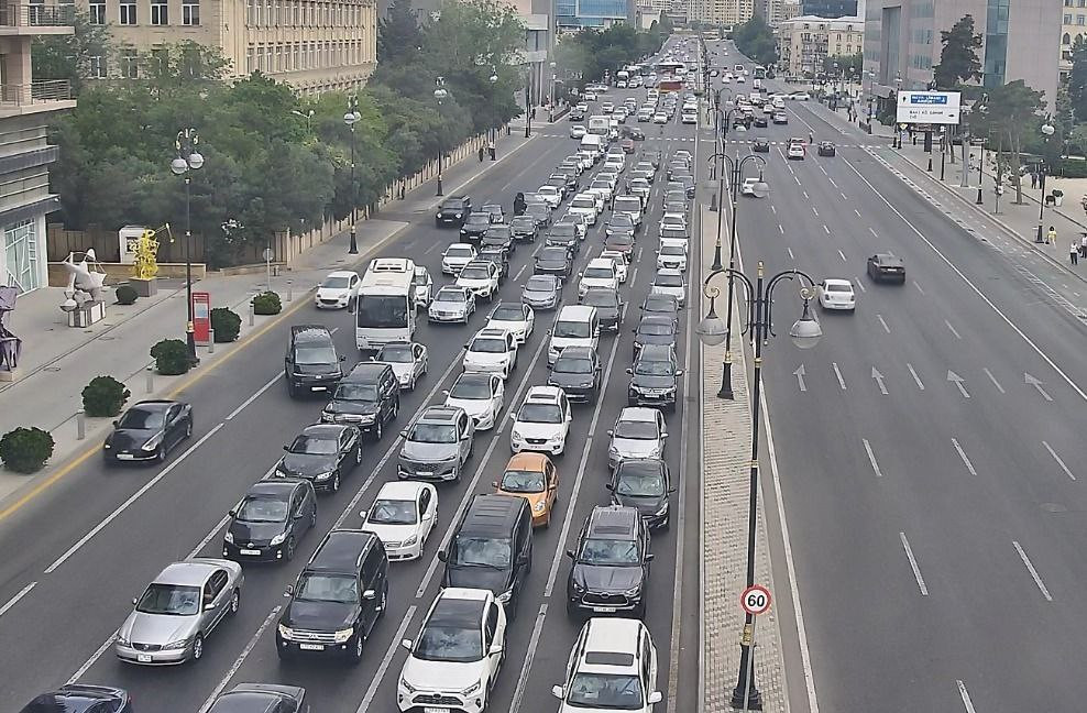 Bakının bir sıra yollarında tıxac yaranıb - SİYAHI