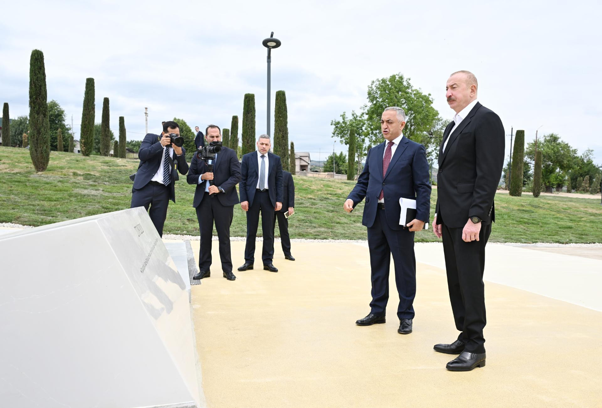 İlham Əliyev Xankəndidə Zəfər parkında görülən tikinti işləri ilə tanış olub