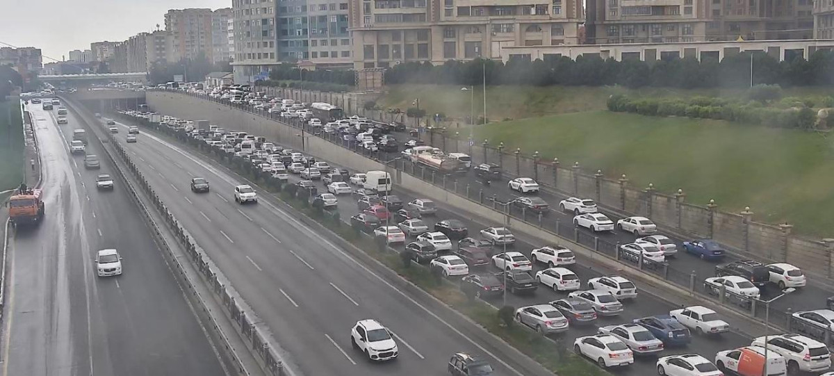 Yol qəzası nəqliyyatın sıxlığına səbəb olub